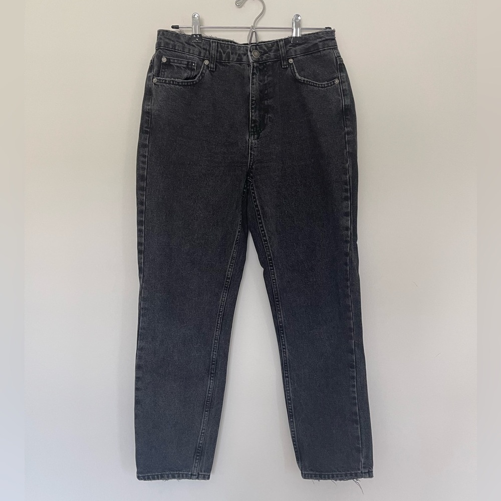 WE THE FREE Women’s size 28 High Rise Distressed Mom‎ Jeans 27” Inseam